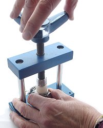 Closing a snap back watch case